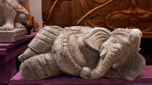 Steinfigur Ganesha liegend mit schöner Patina