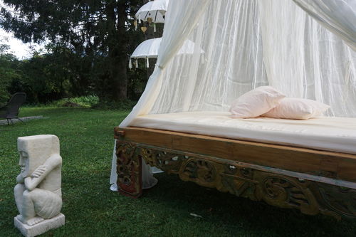 Exotisches Tagesbett mit reichen Verzierungen - sehr alt !