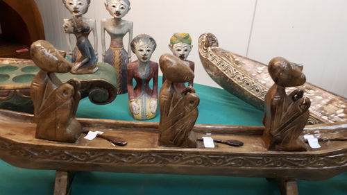 Kanu "Timor" aus Holz mit Schnitzereien