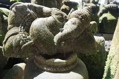 ***  Steinfigur Ganesha *** liegend aus Sandstein mit Patina  ***
